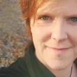 Frau lächelt sanft – Kundenstimme von Birgit, S. über ihre Erfahrung mit energetischer Begleitung durch Angela Hügli