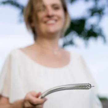 Angela Hügli mit Einhandrute beim kinesiologischen Test